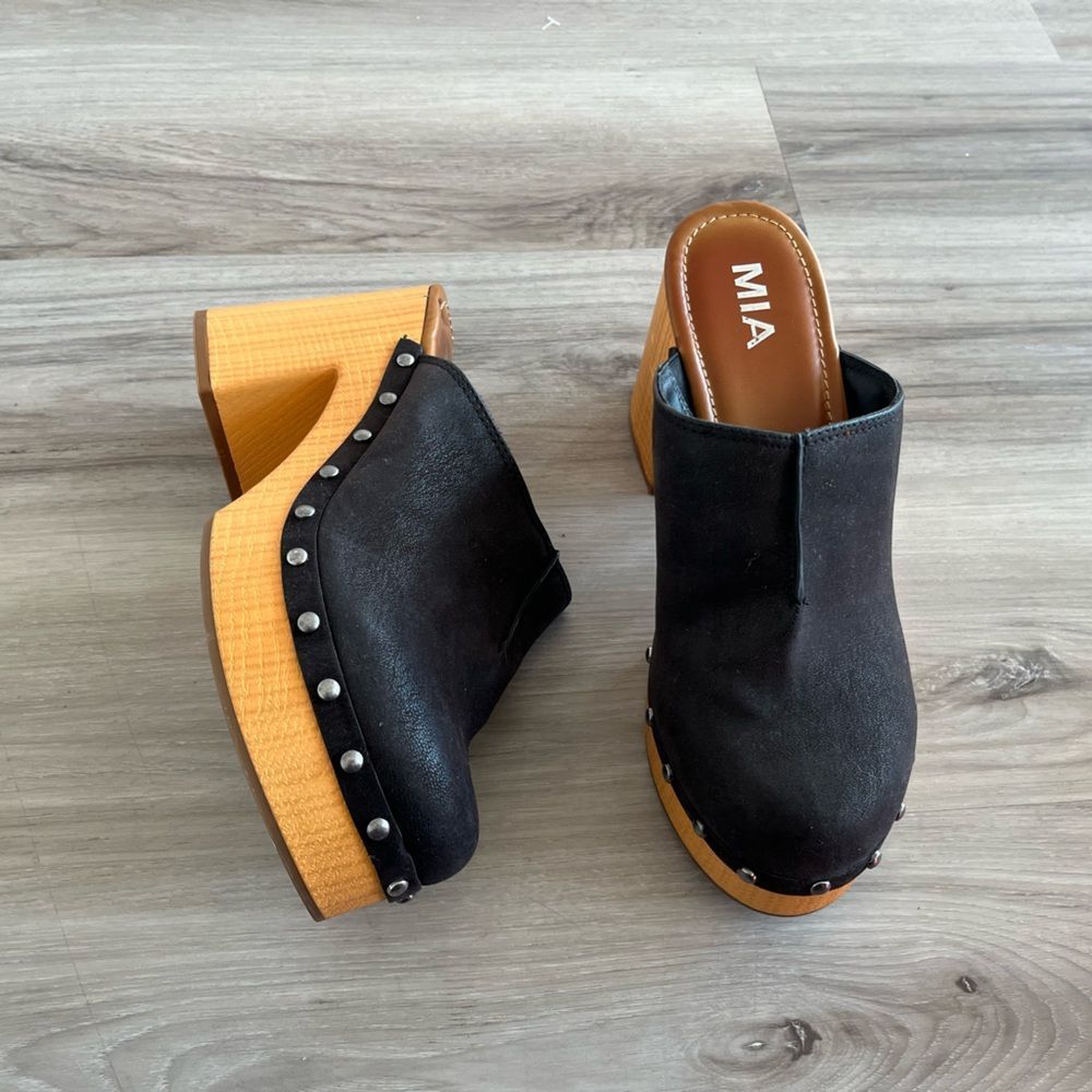 MIA 8.5 Black Studded Clogs